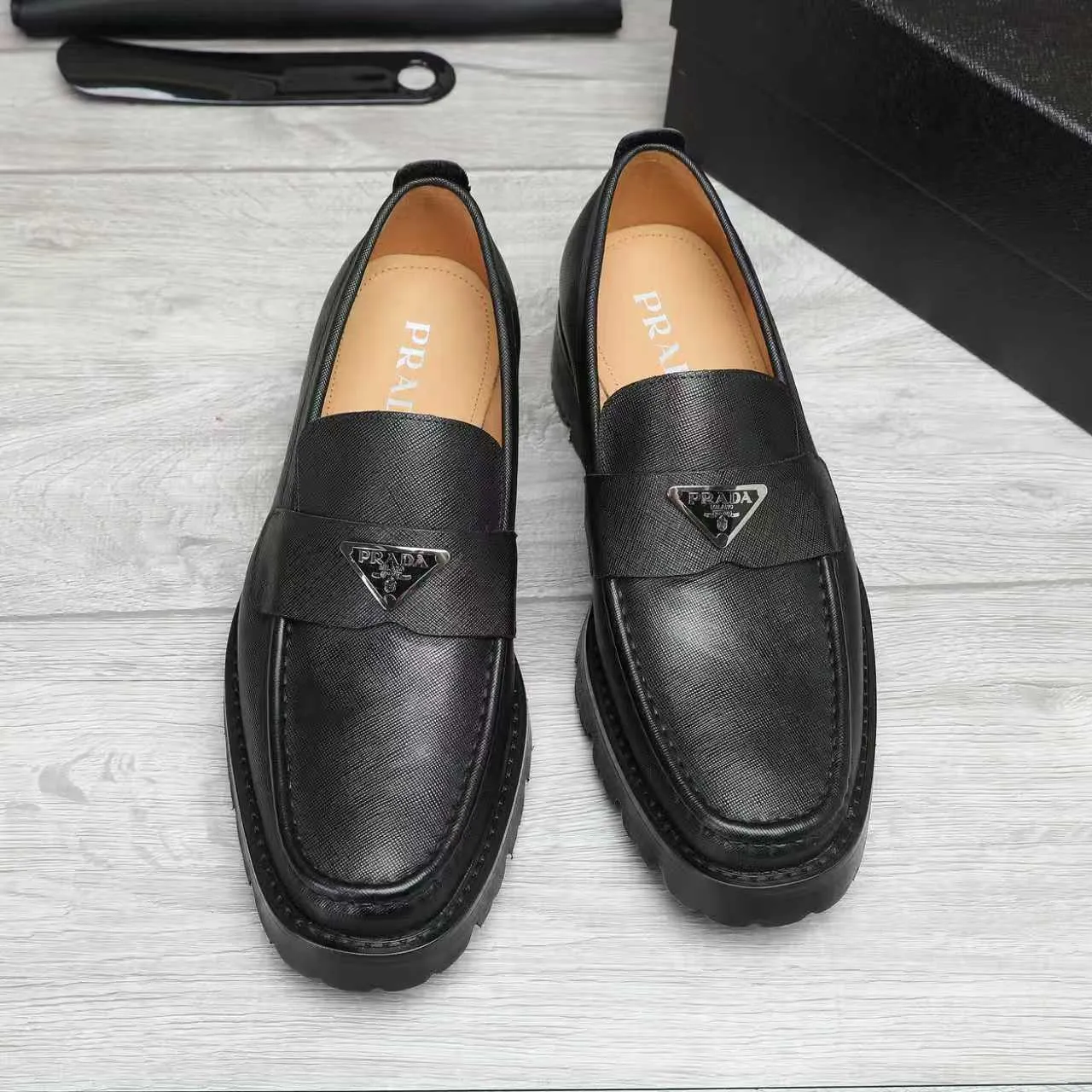 Men's shoes 💰540 💰💰🎩🎩【Prada】Counter 1:1⬆️original reproduction, absolute quality🆗original outsole, high-quality imported rubber, wear-resistant and non-slip, never degummed, upper material: imported first-layer cowhide➕anti-slip foam outsole, official website material, inner material: water-dyed leather lining, 6 colors available! Code number 38-45